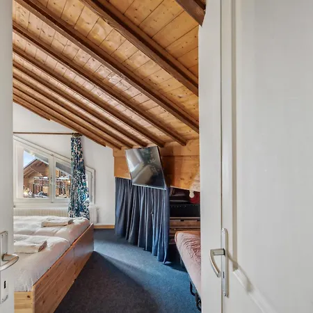 Triplex In Centre With Parking - Totally Renovated شقة